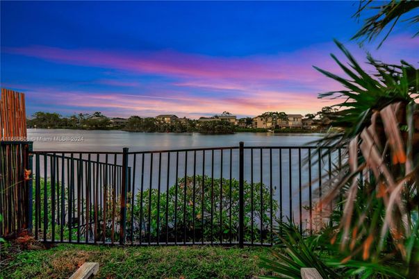 Exterior, Lake