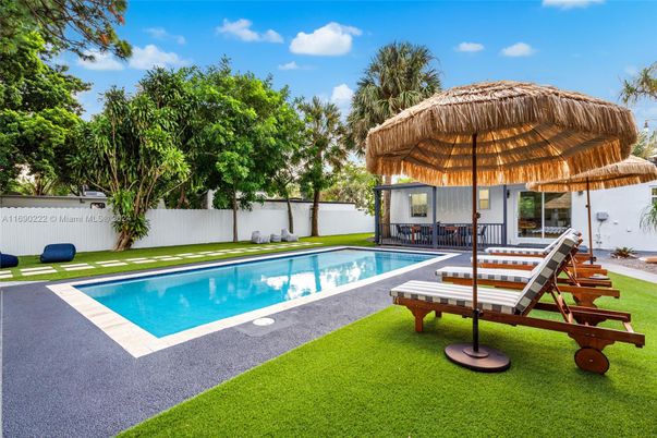 Exterior, Pool