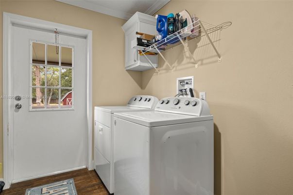 Interior, Washer, Wood Texture Flooring