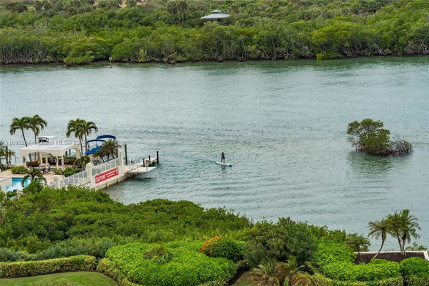 Exterior, Lake