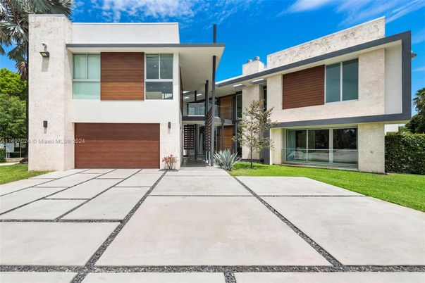 Attached, Exterior, Facade, Modern