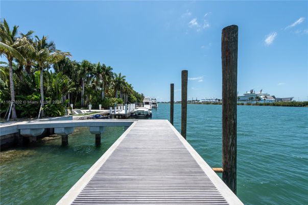Exterior, Lake