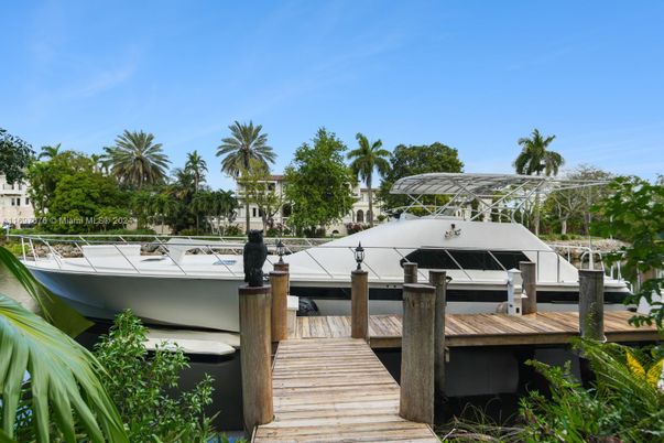 Exterior, Lake
