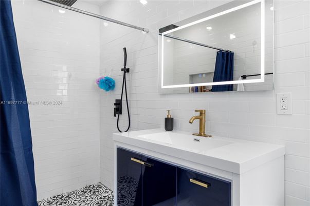 Bathroom, Interior, Recessed Lighting