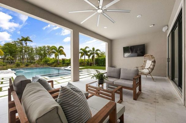 Interior, Pool, Recessed Lighting, Sun Room