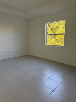 Empty room, Interior