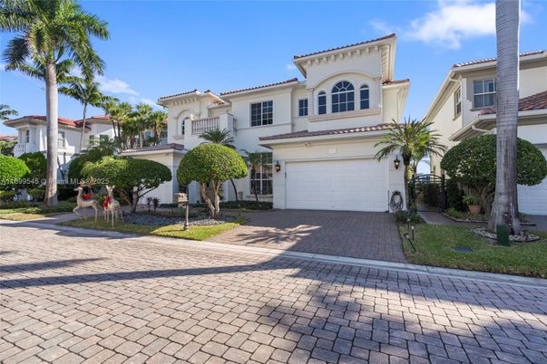 Attached, Exterior, Facade, Mediterranean