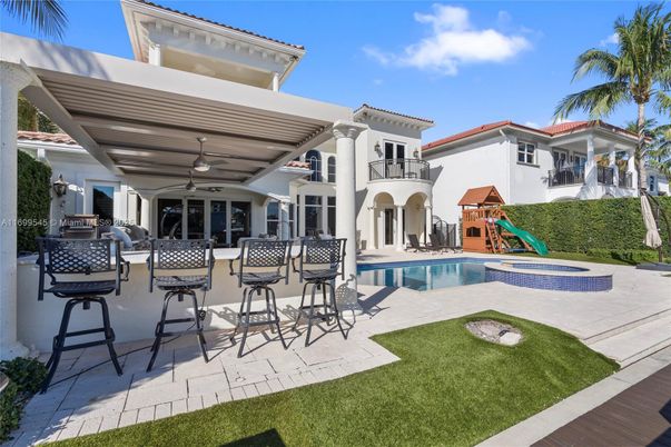 Exterior, Playground, Pool
