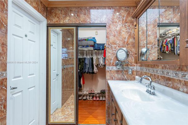 Bathroom, Interior, Walk-in Closets, Wood Texture Flooring