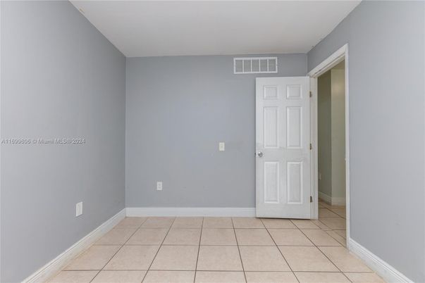 Empty room, Interior