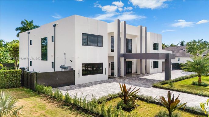 Backyard, Exterior, Facade, Modern