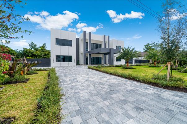 Backyard, Exterior, Facade, Modern