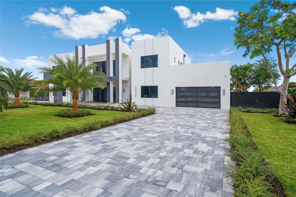 Attached, Backyard, Exterior, Facade, Modern