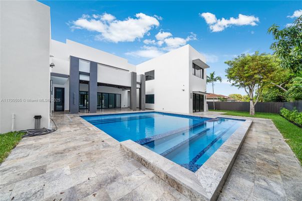 Exterior, Facade, Pool, Modern