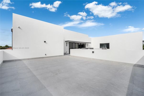 Exterior, Facade, Modern