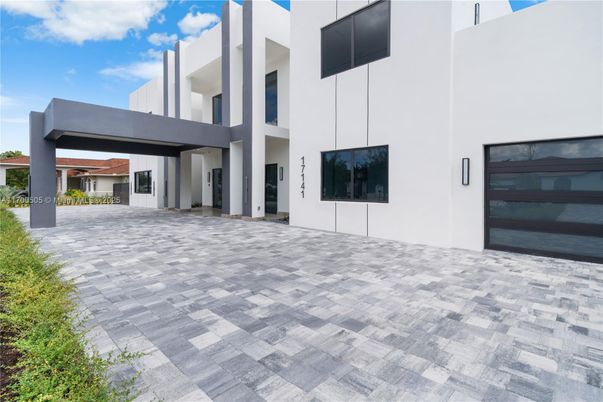 Exterior, Facade, Modern