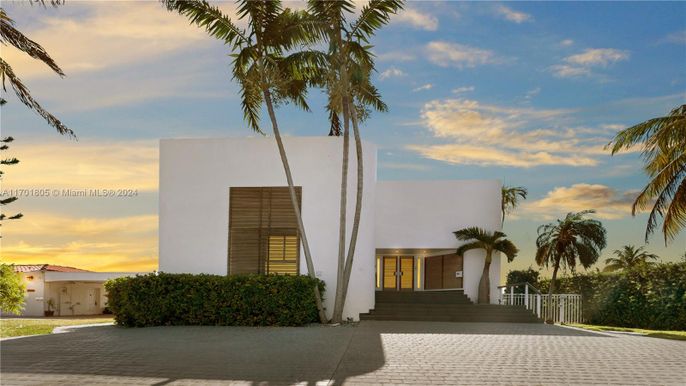 Exterior, Facade, Modern
