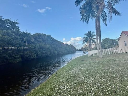 Exterior, Lake