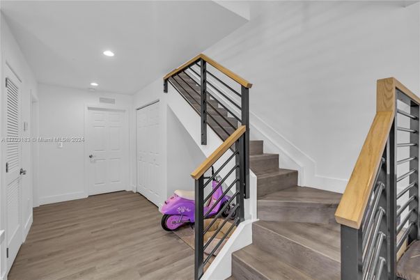 Interior, Recessed Lighting, Wood Texture Flooring