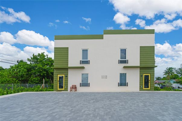 Exterior, Facade, Modern