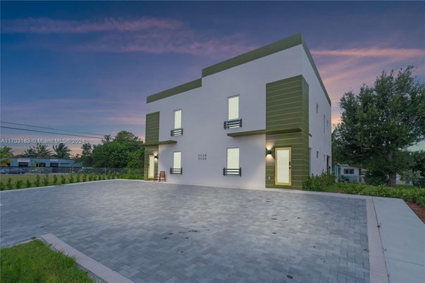 Backyard, Exterior, Facade, Modern