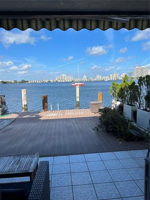 Exterior, Lake