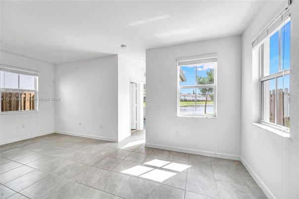 Empty room, Interior