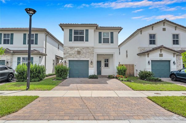 Attached, Exterior, Facade, Mediterranean