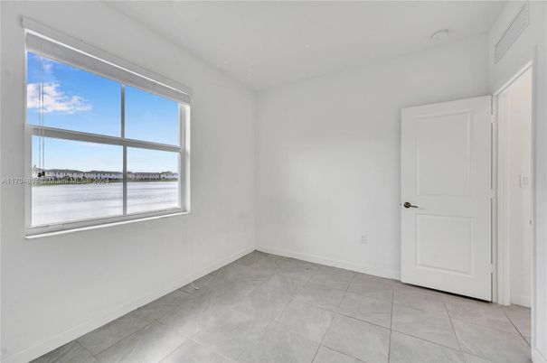 Empty room, Interior, Water