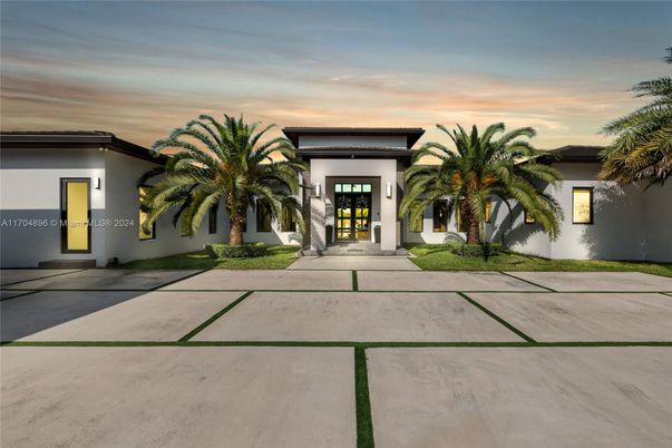 Exterior, Facade, Modern