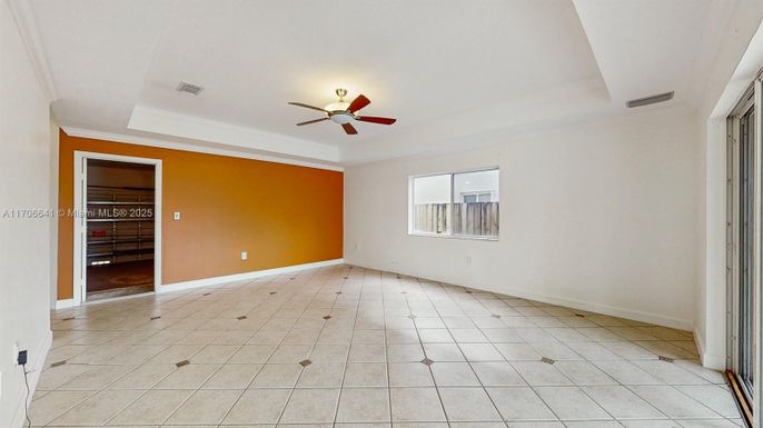 Empty room, Interior