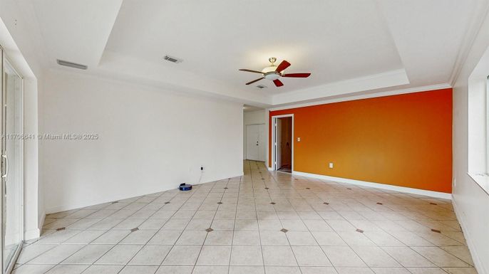 Empty room, Interior