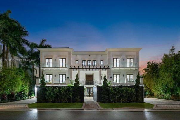 Exterior, Facade, Modern