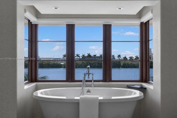 Bathroom, Free Standing Baths, Interior, Recessed Lighting, Water