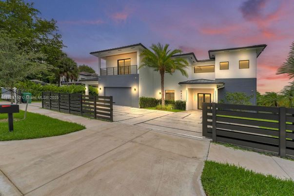 Attached, Backyard, Exterior, Facade, Modern
