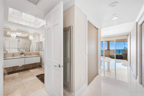 Bathroom, Interior, Recessed Lighting
