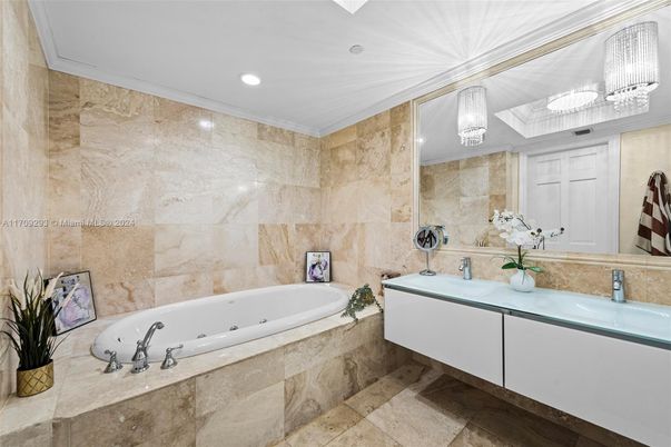 Bathroom, Dual Sink Vanities, Interior, Recessed Lighting