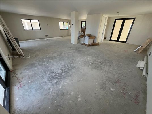 Empty room, Interior