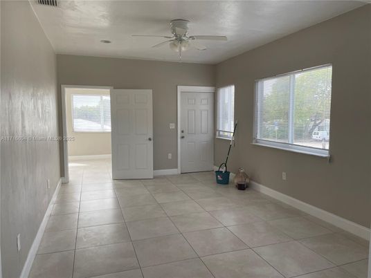 Empty room, Interior