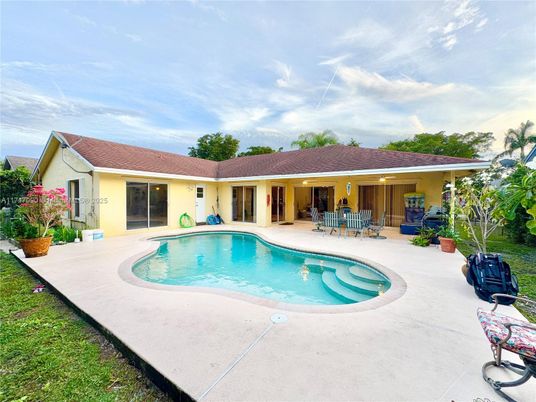 Exterior, Pool