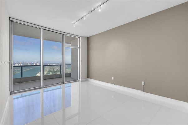 Empty room, Interior, Water