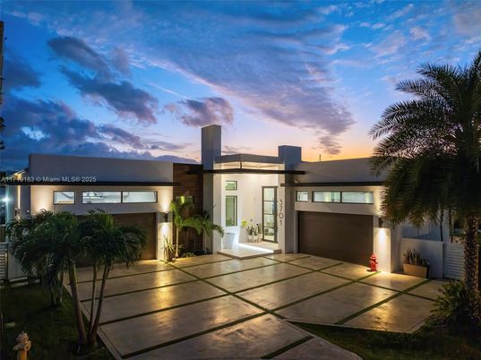Attached, Exterior, Facade, Modern
