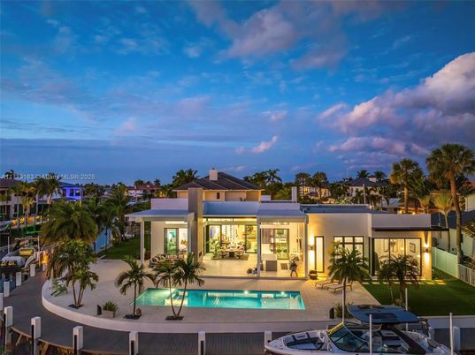 Exterior, Facade, Pool, Modern