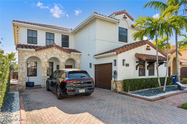 Attached, Exterior, Facade, Mediterranean