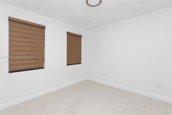 Empty room, Interior