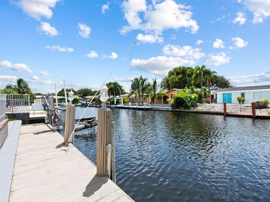 Exterior, Lake