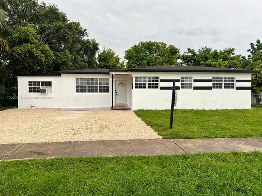 Backyard, Exterior, Facade, Ranch