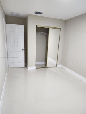 Empty room, Interior