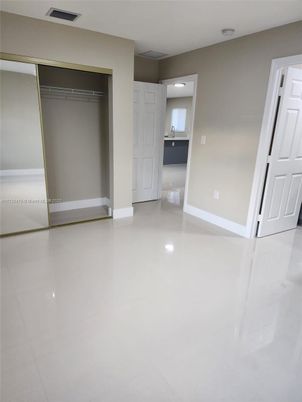 Empty room, Interior