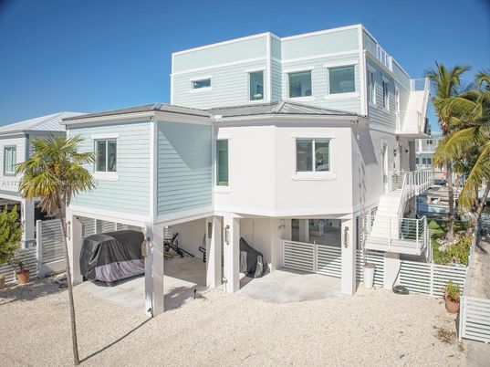 Exterior, Facade, Rowhouse